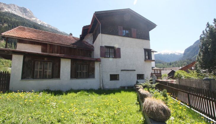 Bauernhaus mit Stall und Garten in Feldis