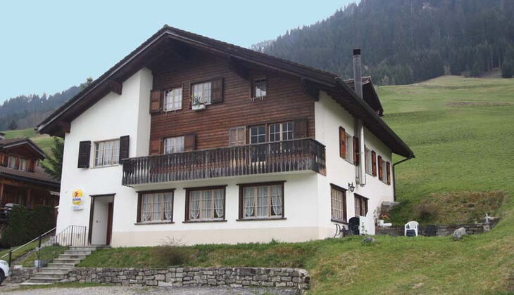 Bauernhaus mit Stall und Garten in Feldis
