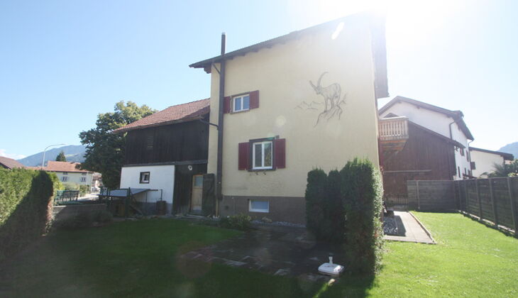 Bauernhaus mit Stall und Garten in Feldis