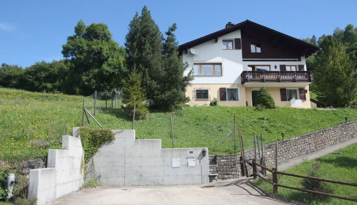 Bauernhaus mit Stall und Garten in Feldis