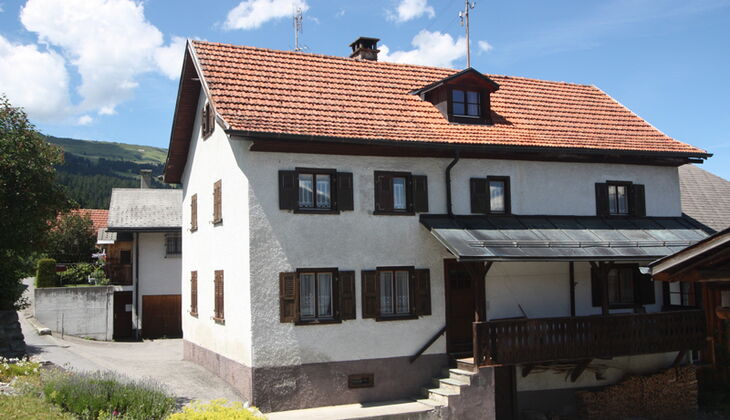 Bauernhaus mit Stall und Garten in Feldis