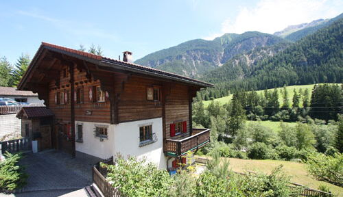 Bauernhaus mit Stall und Garten in Feldis